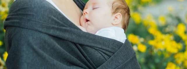 Les bienfaits du portage: pourquoi porter bébé