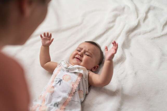 bébé arque son dos